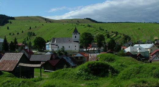 Sústava úzkych terasovitých políčok obce Liptovská Teplička je svedectvom pôvodného spôsobu obživy.