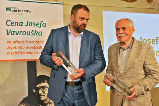 Bedřich Moldan (vpravo) a Daniel Pitka, letošní laureáti ceny Josefa Vavrouška.