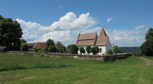 Románsko-gotický kostel v Albrechticích u Sušice.