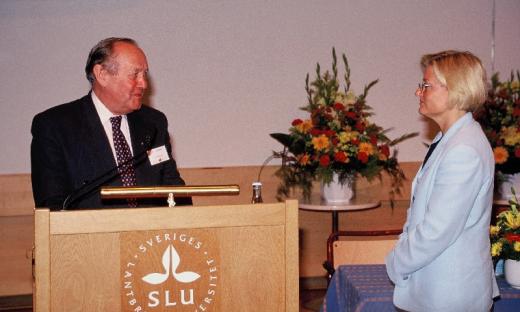 Konferenci Planta Europa v Uppsale (1998) Jan Čeřovský jako první prezident tohoto mezinárodního sdružení pro ochranu a výzkum rostlin předsedal. Akce se tehdy účastnila i později zavražděná švédská ministryně životního prostředí Anna Lindhová (na snímku). 