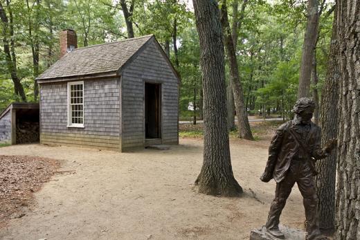 Replika chaty se sochou H. D. Thoreaua. 
