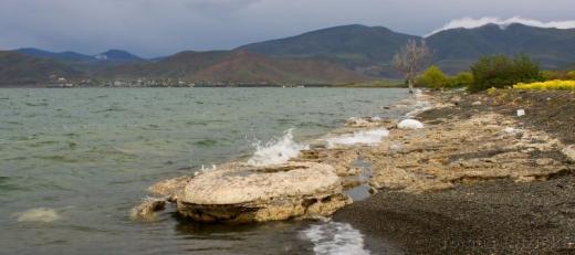 Jezero Sevan. Hladina jezera klesla od 50. let min. stol. o více než 19 m a jezero přišlo o obrovskou plochu mokřadů.  