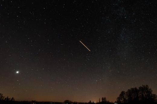 Stan, ve kterém jsem byl ukrytý, abych nerušil. K fotografii obzoru chvilku po západu není asi co dodat, foceno teleobjektivem. Pohled na noční oblohu zachycuje přelomovou noc s hvězdami, naštěstí bylo jasno, nejde o profi fotografii, je focena širokým ohniskem opět ze stanu, na pravé straně fotografie je snad i pro čtenáře patrná mléčná dráha, uprostřed je nějaká družice a její dráha, kterou urazila po dobu exponování fotografie, což bylo 15 sekund. Zcela vlevo nad horizontem zářící Venuše.