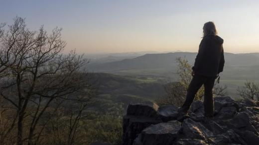 Jiří Zemánek, zakladatel spolku Pilgrim, nad krajinou Kokořínska.