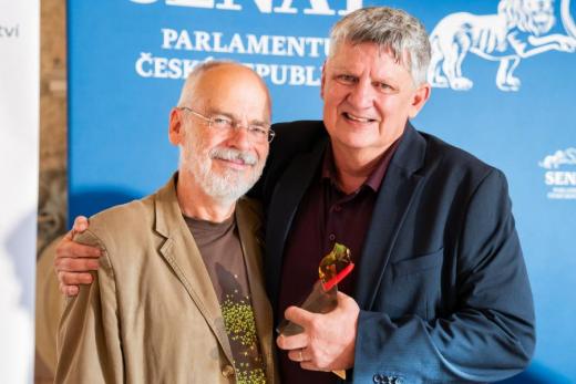 Michal Bartoš (vpravo) s Alešem Máchalem na předávání Cen Josefa Vavrouška, Valdštejnský palác v Praze, 19. červen 2025.