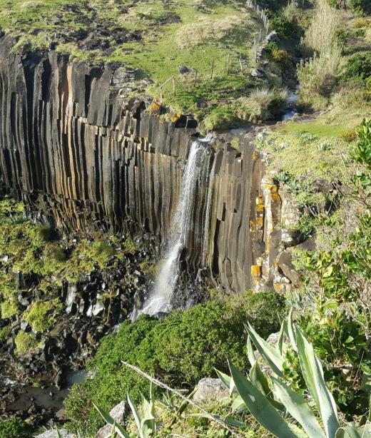 Azory, Ribeira de Maloás, typická ukázka visutého údolí.